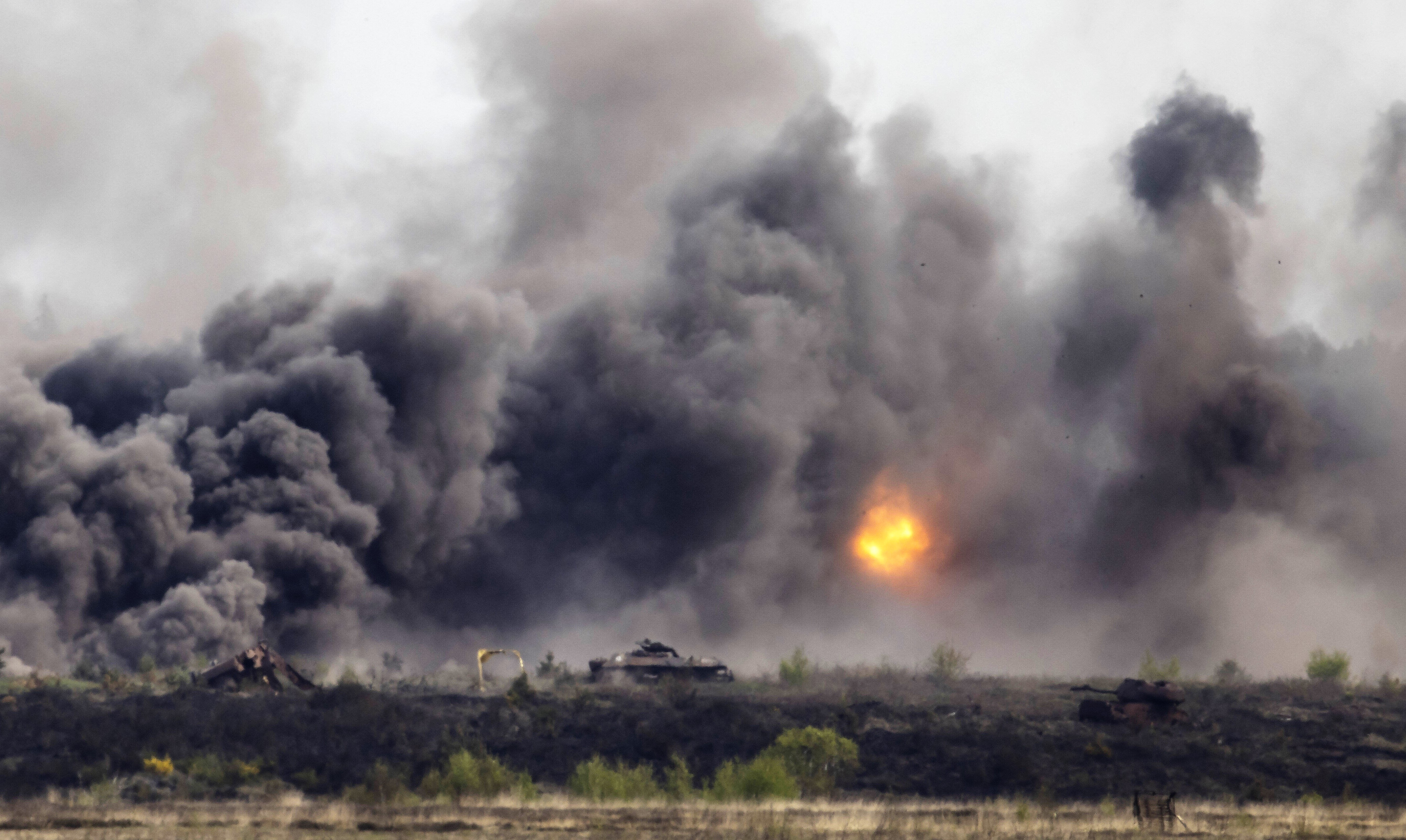 Dramatisches Video! Russische Panzerkolone explodiert nach Angriff - Putin verliert zahlreiche Panzer auf einen Schlag!