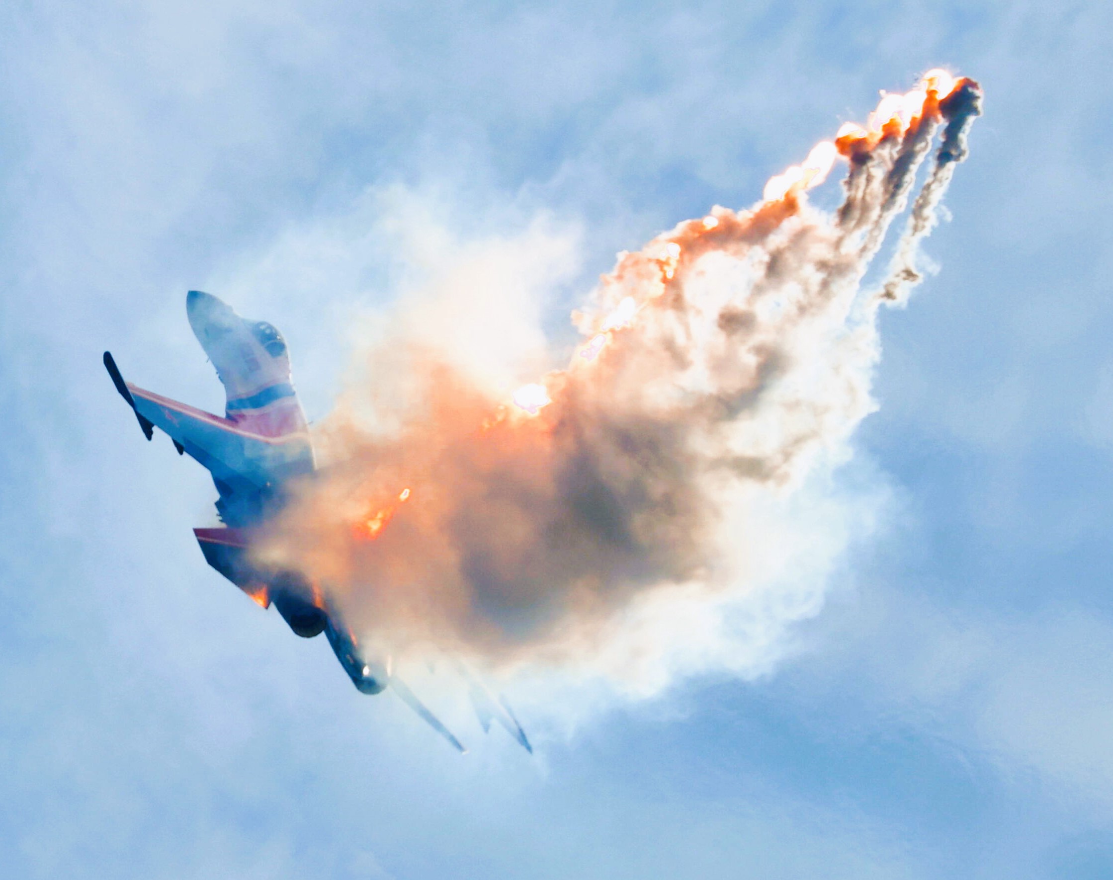 Russischer Kampfjet explodiert während des Fluges und stürzt in einen See! Piloten schwer verletzt!