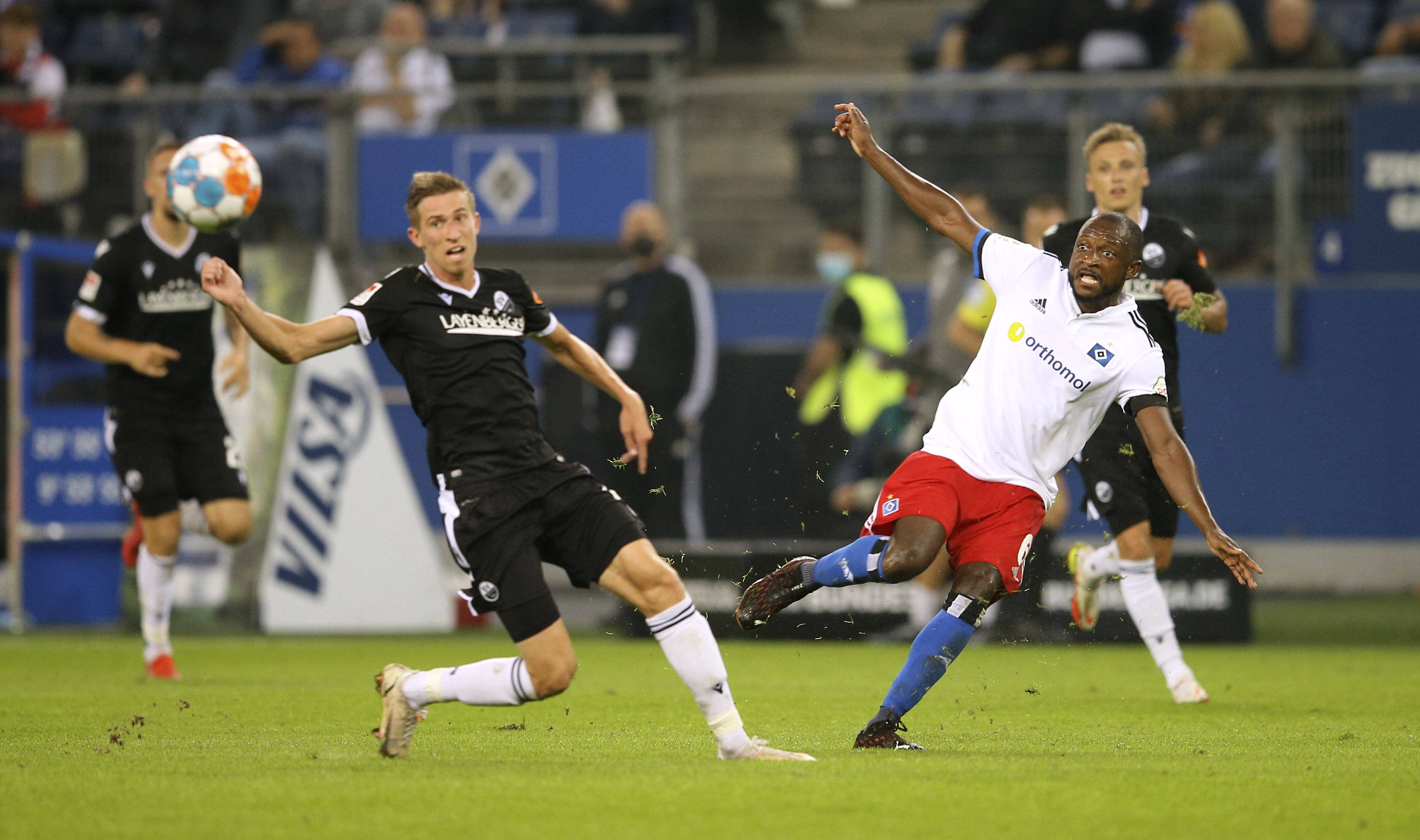 Trauer! Stadionsprecher stirbt bei Relegationsspiel - Spielabbruch! Deutscher Fußballverein trauert