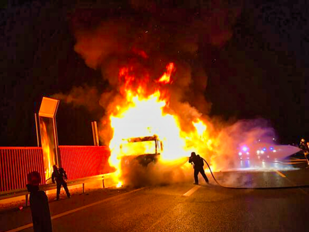 Feuer auf der Autobahn - 18 KM Stau! Schwerer Brand eines LKW -Stahl brennt sich in Fahrbahn!