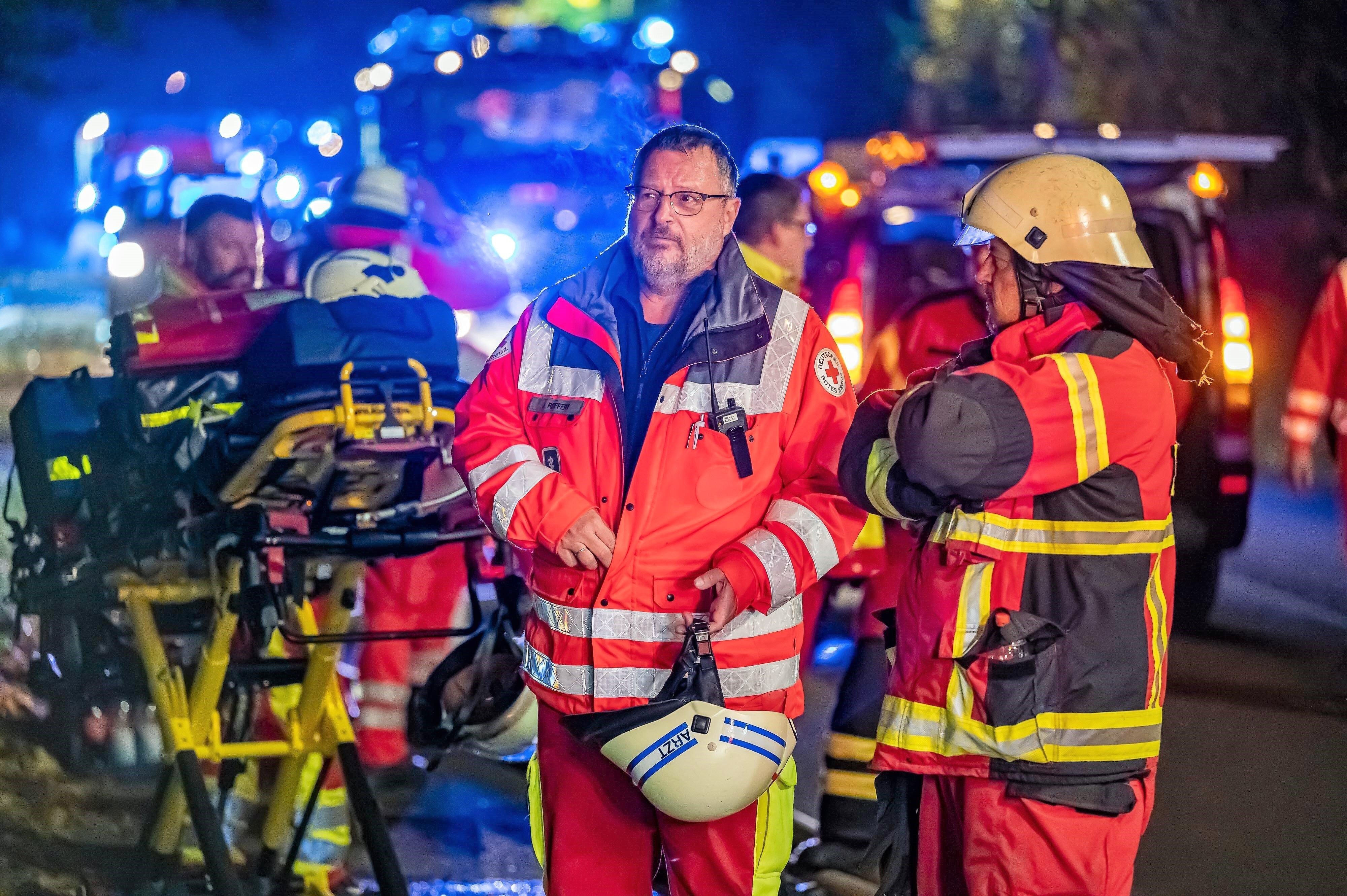 Mehrfamilienhaus brennt! Feuerinferno in Hamburger - Frau stirbt in den Flammen!