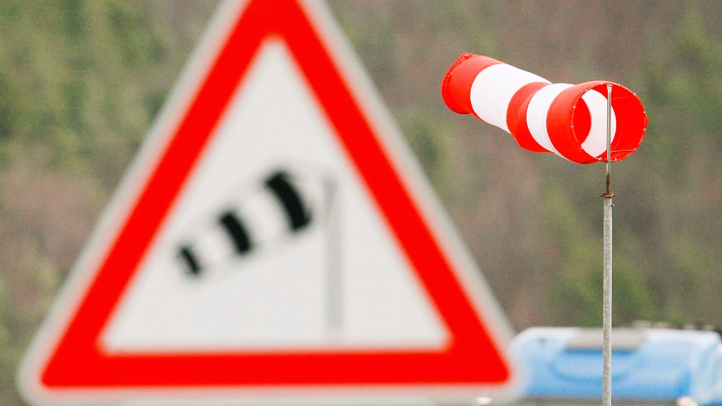 Orkan-Warnung bleibt bestehen! Sturm reißt Windrad um - Bahn und Fährverkehr gestört!