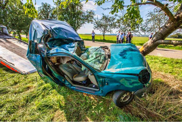 Tödlicher Unfall! Fahrer in Autowrack eingeklemmt - Rettungskräfte kämpften verzweifelt um sein Leben!