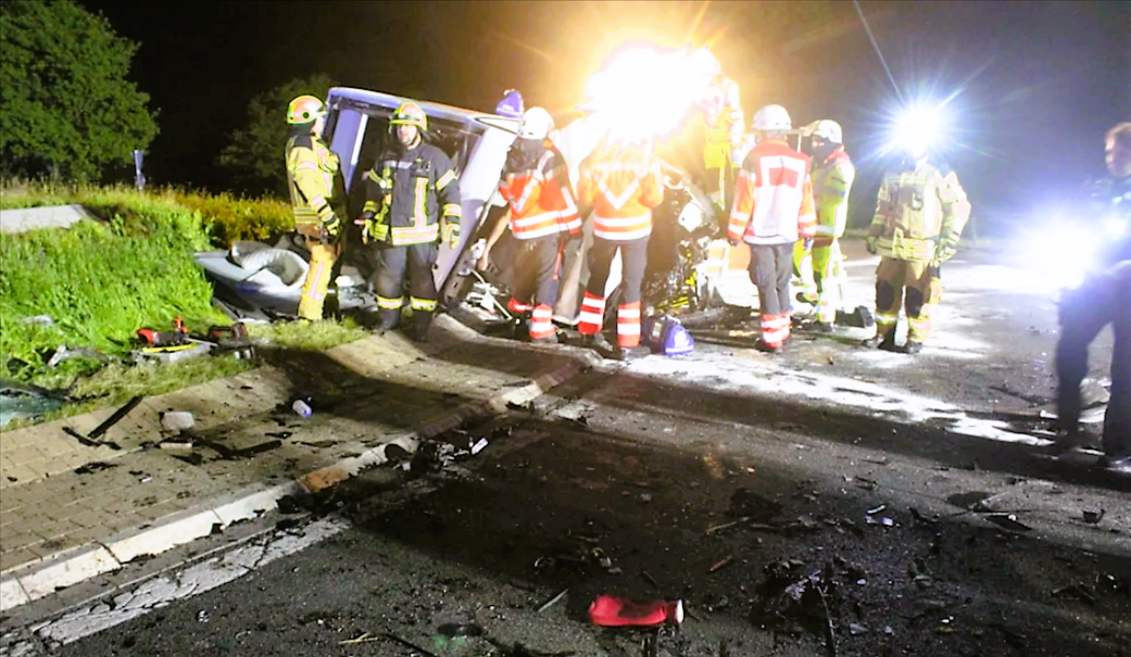 Vollsperrung! Schwerer Unfall auf der Autobahn - Wohnmobil regelrecht zerfetzt!
