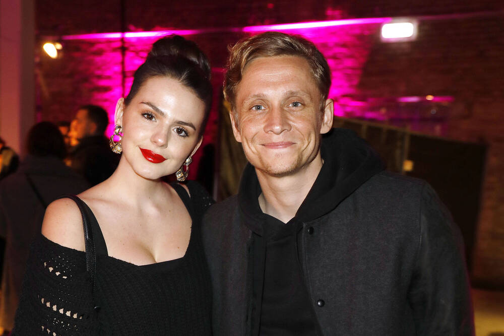 Deutscher Schauspieler stirbt mit nur 61 Jahren - Matthias Schweighöfer trauert um seinen Onkel!