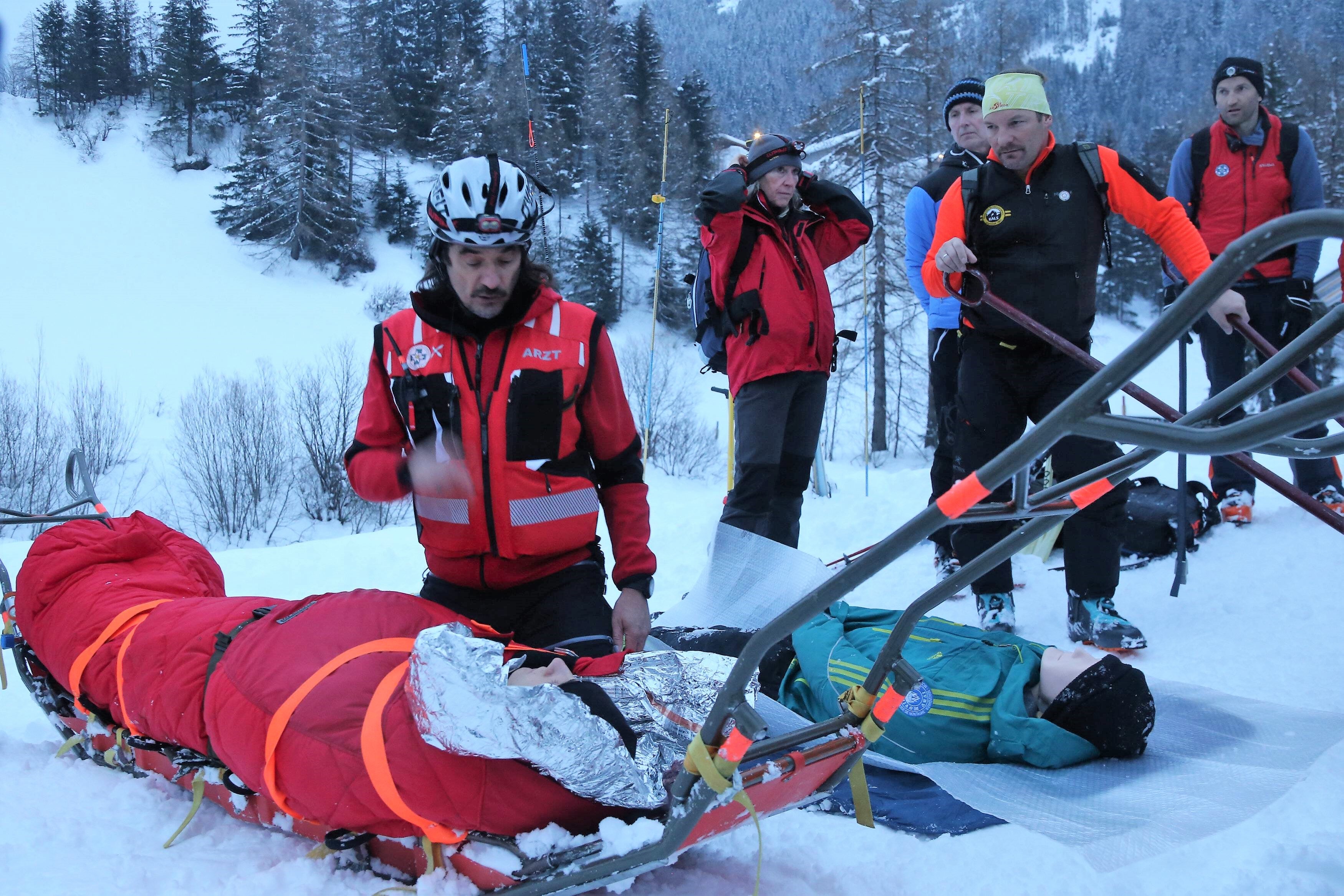 Lawine im Skigebiet! Schlimmes Lawinenunglück in Österreich - 10 Menschen verschüttet!