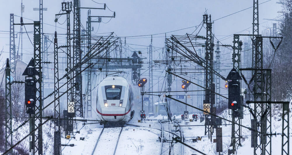 Brennende Lokomotive rast führerlos durch die Nacht! Spektakulärer Zwischenfall in Oberbayern!