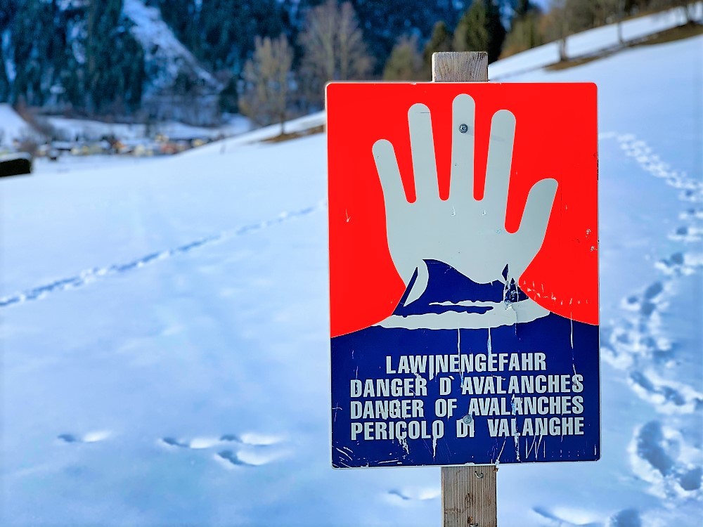 Österreich: Deutsche Touristen von Lawine erfasst  - Frau muss reanimiert werden