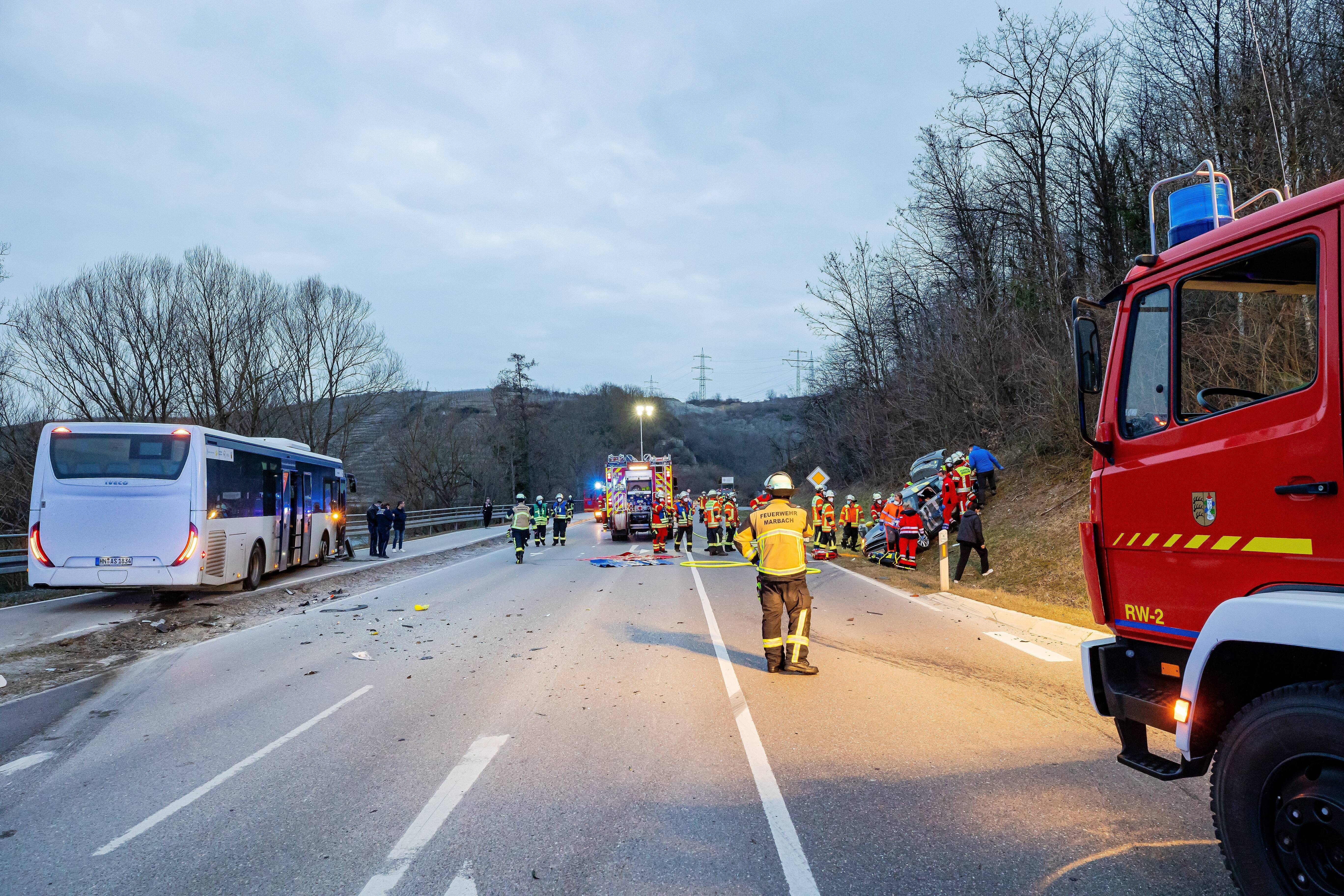 Vollsperrung! Mann verbrennt in seinem Auto vor den Augen der Rettungskräfte - Feuerwehr machtlos!