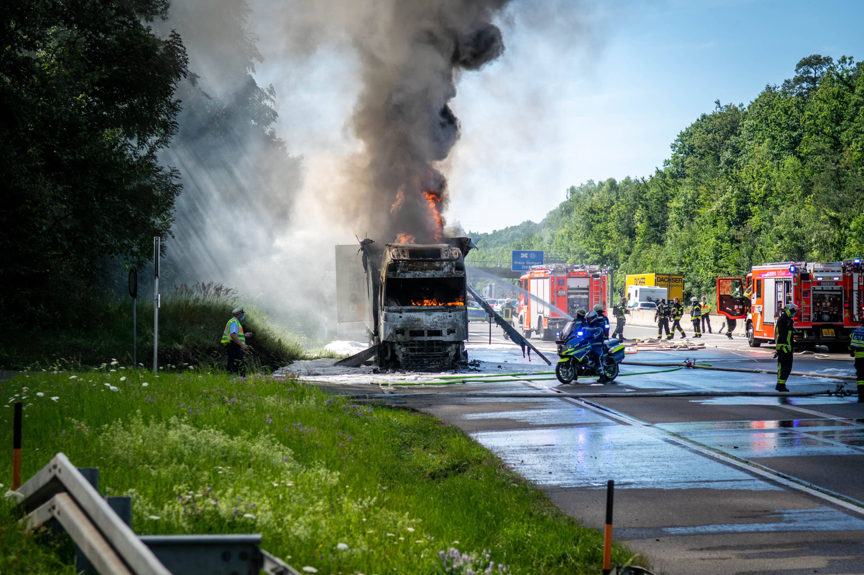 Vollsperrung! Flammen-Hölle auf der Autobahn! LKW im Vollbrand