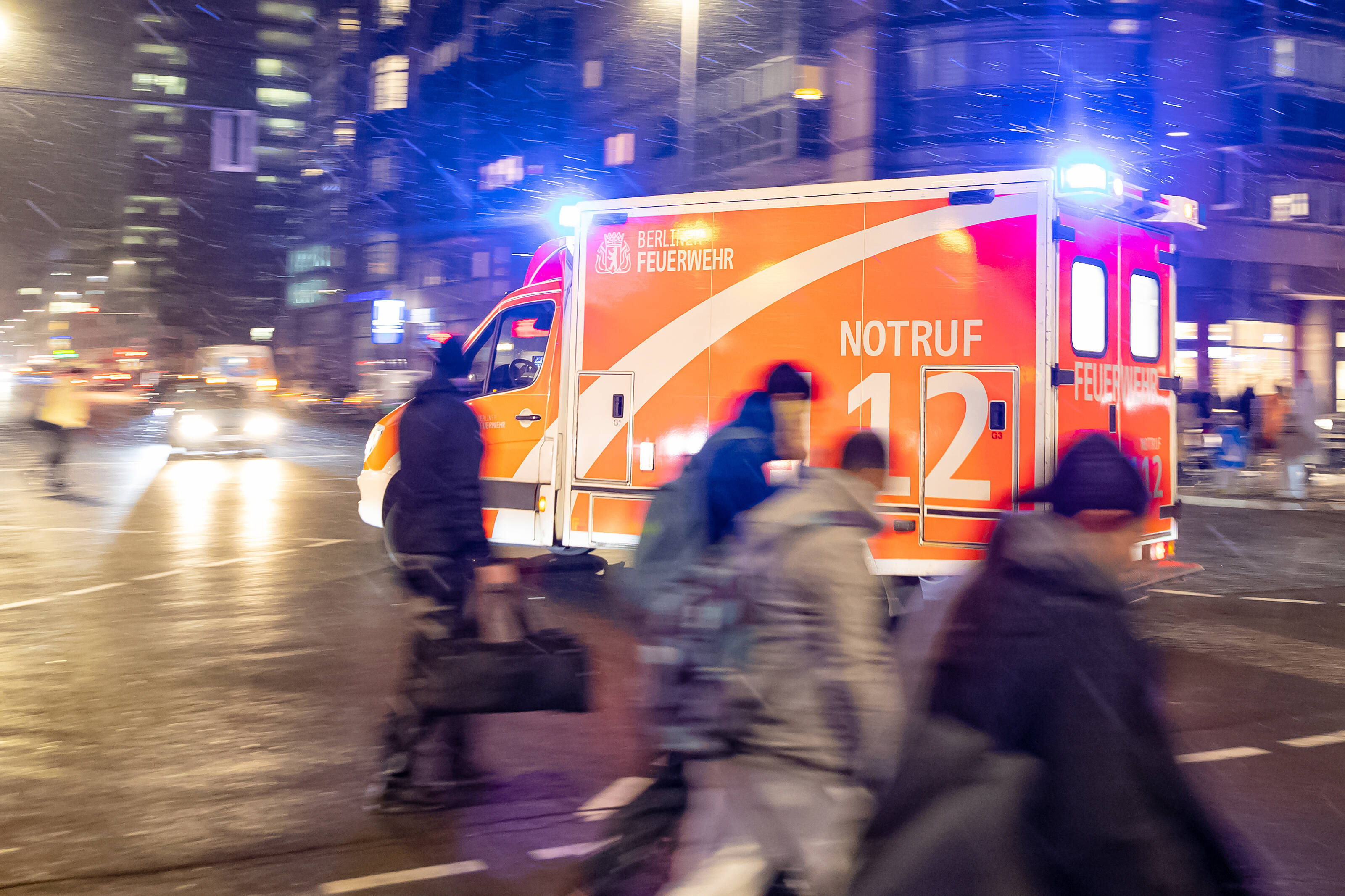 Mann überfährt Frau und Baby nach handfestem Streit! Unglaubliche Szenen in Duisburg