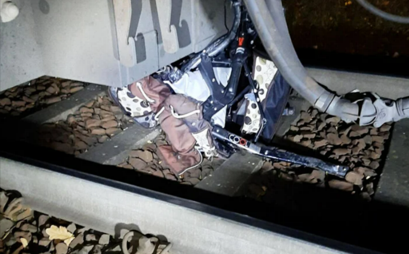 Lok erfasst Kinderwagen auf den Gleisen! Lokführer konnte nicht mehr Bremsen - erschütternder Vorfall