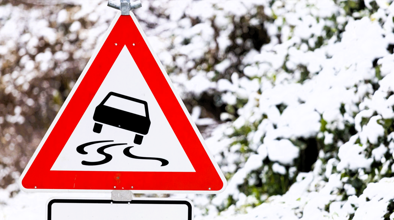 Schwerer Unfall bei winterlichem Wetter - 27-jähriger Fahrer verliert Kontrolle über seinen SUV - Für ihn kam jede Hilfe zu spät