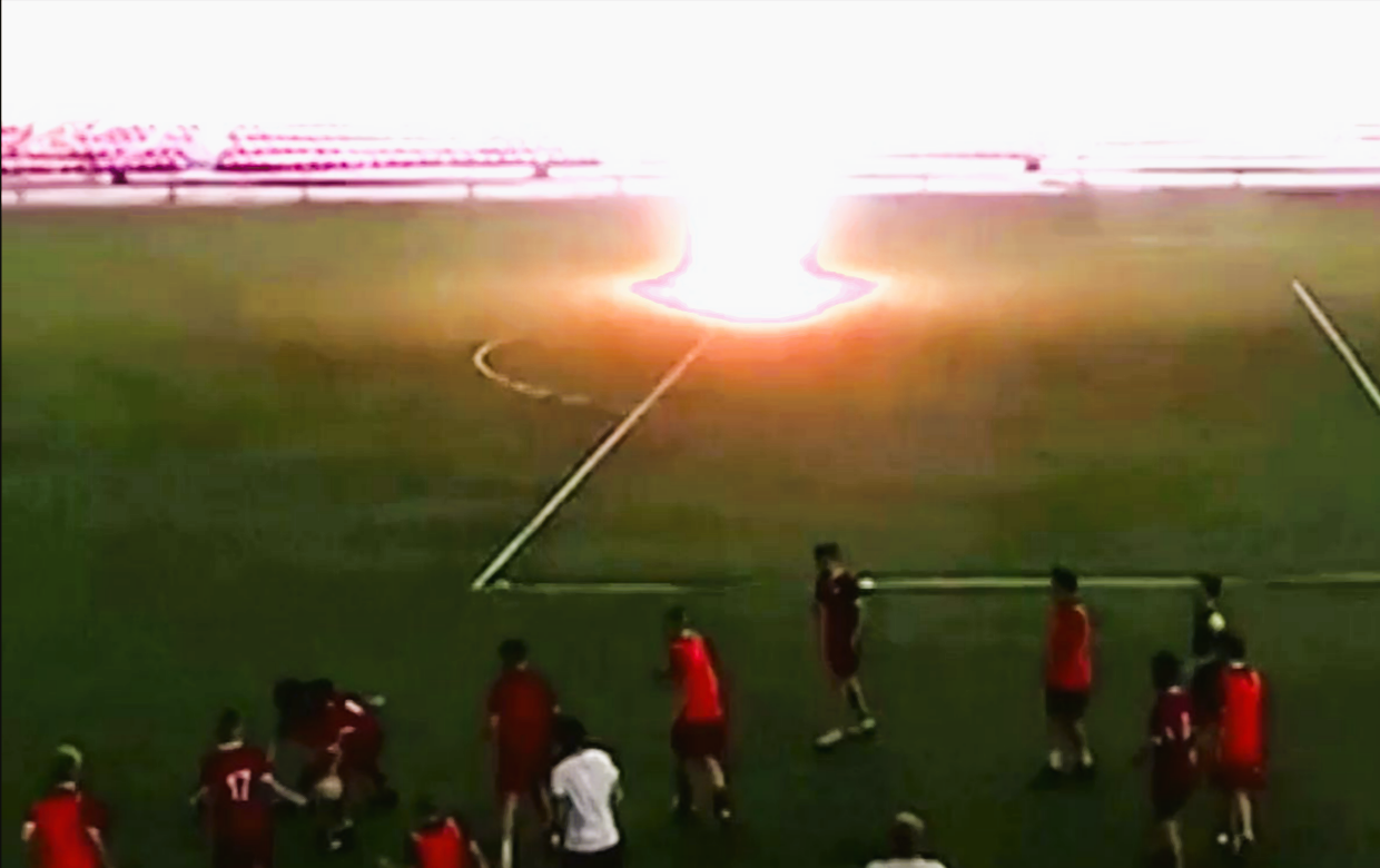 Tragödie bei Pokalspiel - Fußballer stirbt durch Blitzeinschlag - 6 weitere Spieler verletzt!