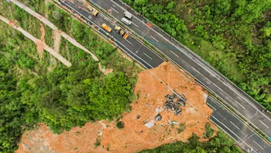 Autobahn bricht ein! 19 Tote, 18 Autos verschwunden! Katastrophe am Morgen