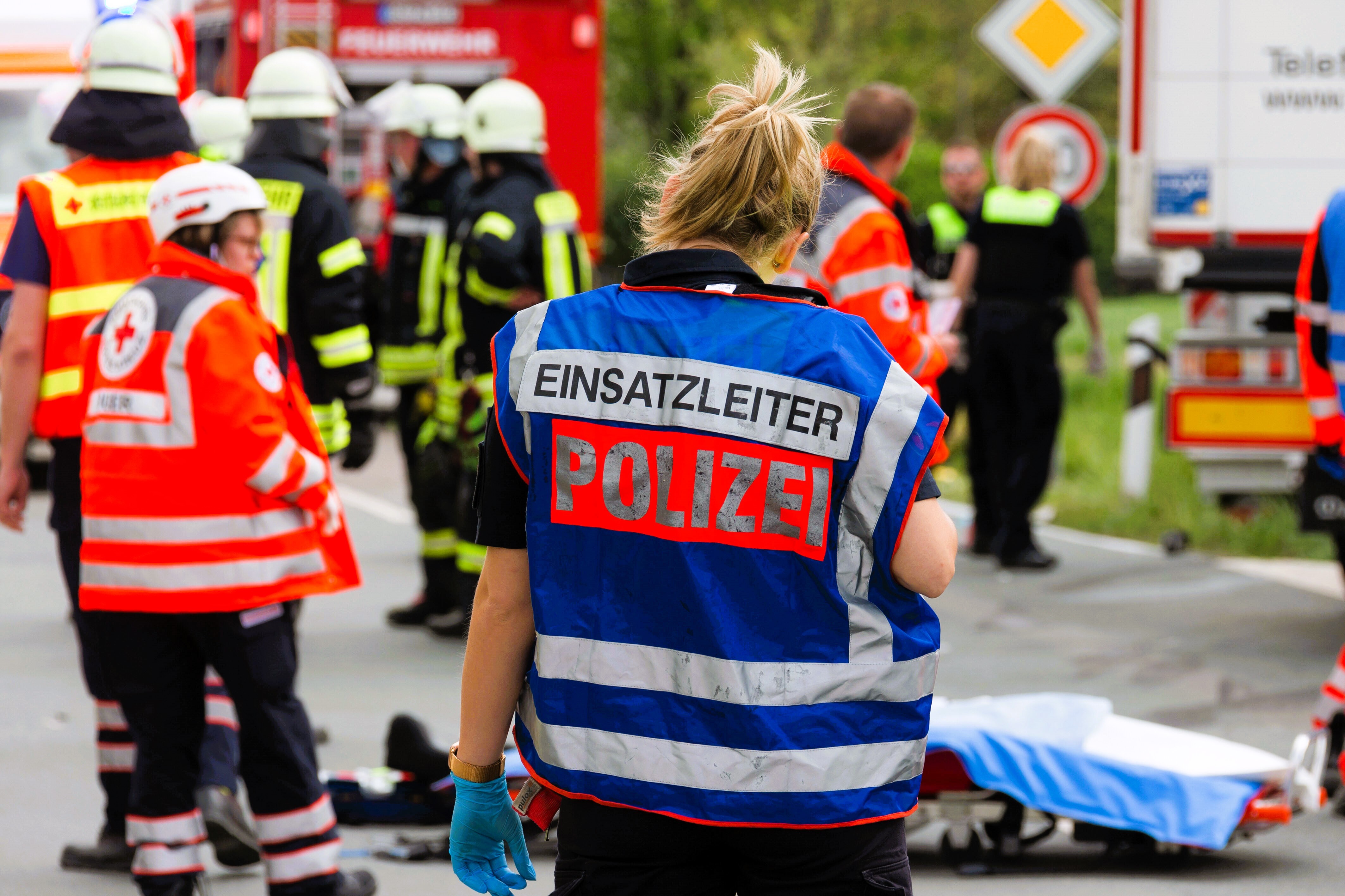 Tödlicher Unfall! Brutale Szenen für Rettungskräfte - Autofahrerin kracht frontal in LKW und stirbt im Wrack