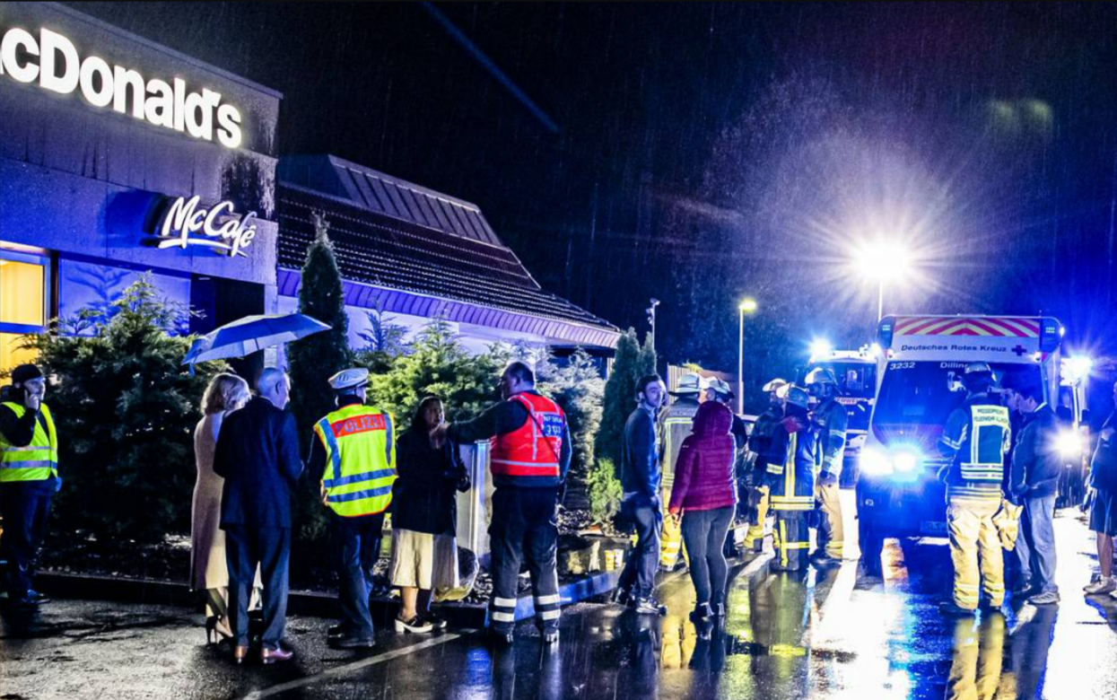 Dramatischer Einsatz der Polizei und Rettungskräfte bei McDonalds! Mann hat unglaublichen Gegenstand verschluckt