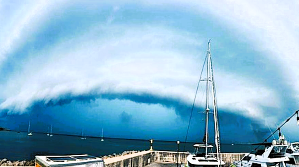 Tornado verwüstet beliebte Urlaubsregion - Touristen in Todesangst!